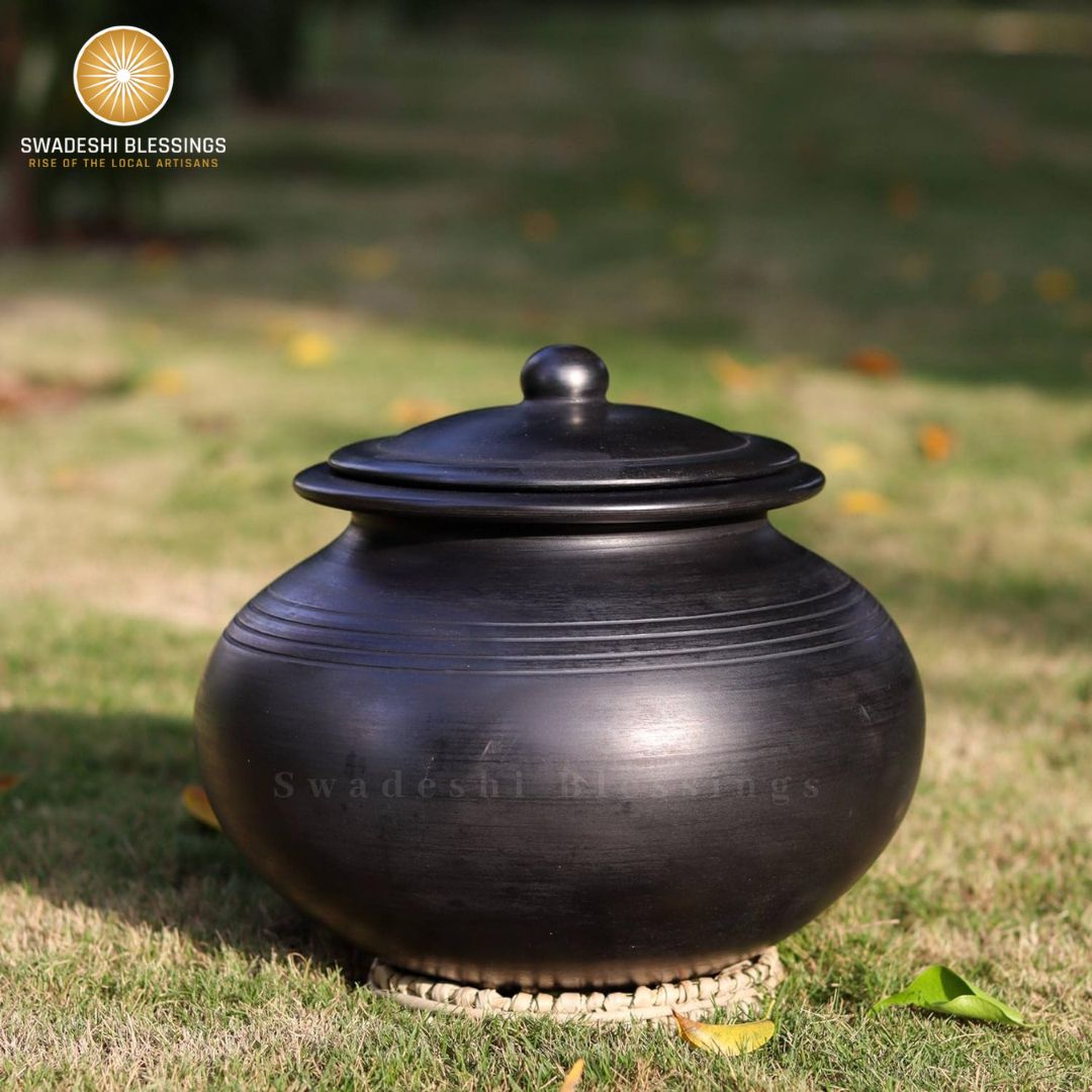 Swadeshi Blessings Unglazed Black Clay Handi/Clay Pot for Cooking &amp; Serving with Lid/Indian Biryani Clay Cookware/Earthenware Large/Earthen Kadai(with Natural Mirror Shine) +Free ASH for Cleaning (4L)